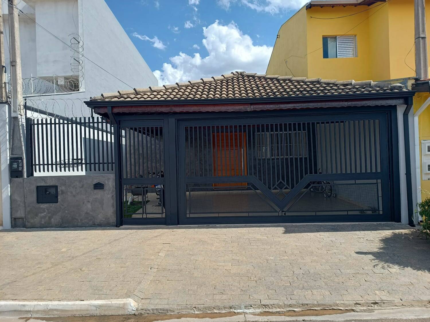 Casa à venda com 3 quartos, 220m² - Foto 1