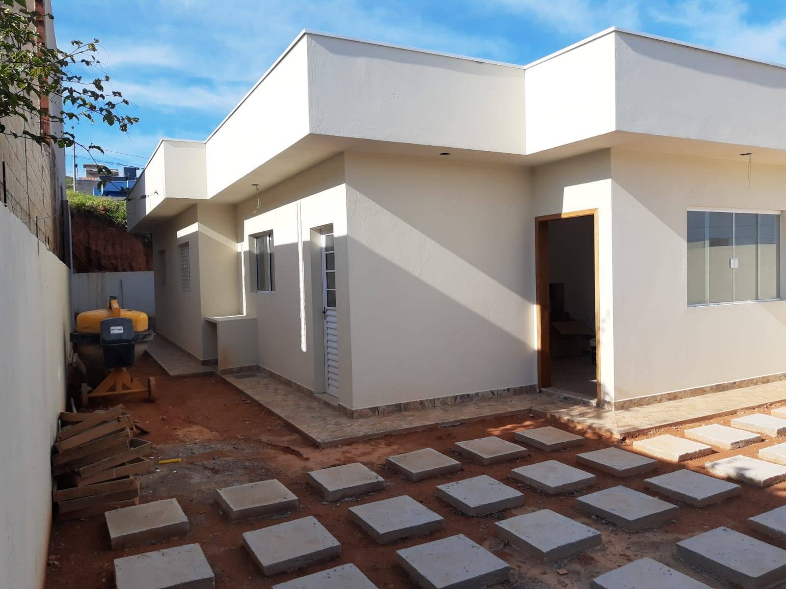 Casa à venda com 3 quartos, 90m² - Foto 1