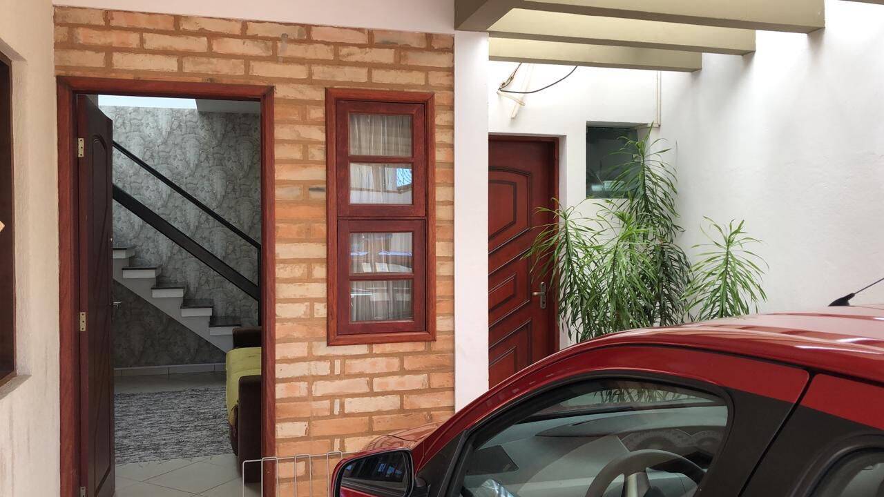 Casa à venda com 3 quartos, 129m² - Foto 1