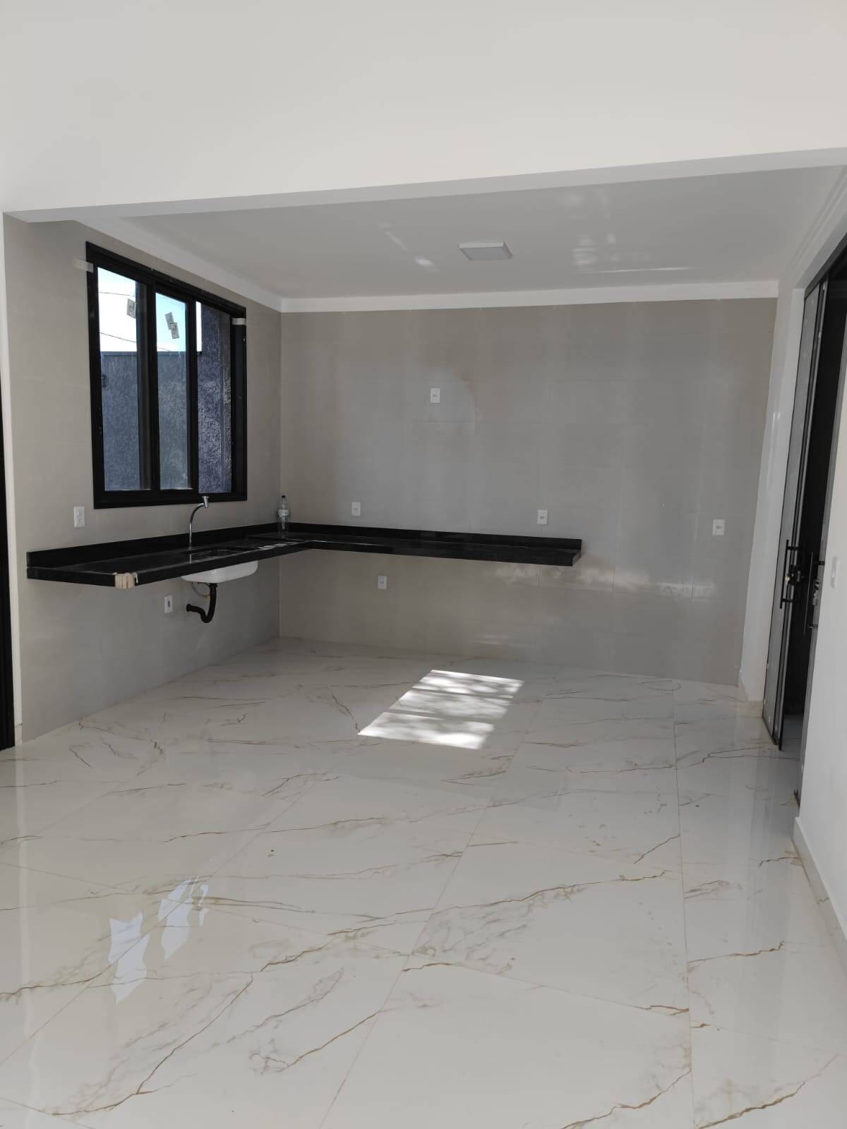 Casa à venda com 3 quartos, 94m² - Foto 1