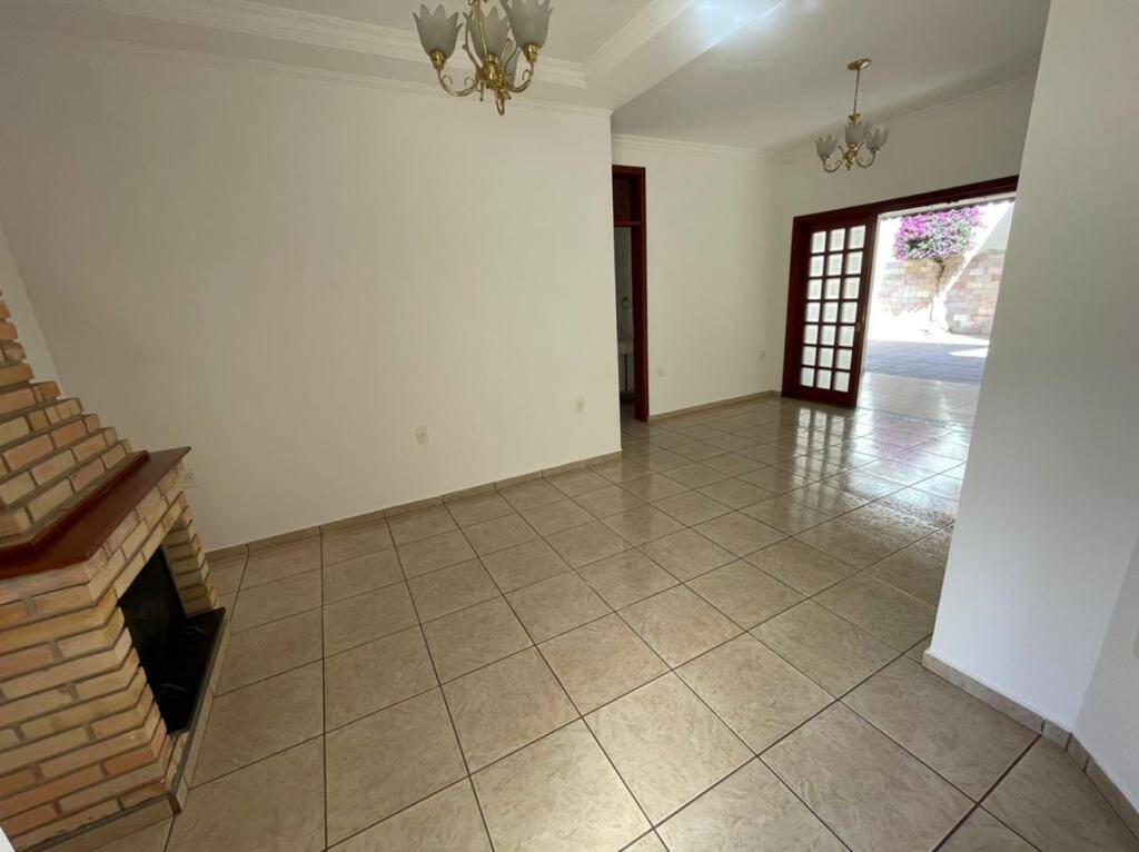 Casa à venda com 3 quartos, 245m² - Foto 2