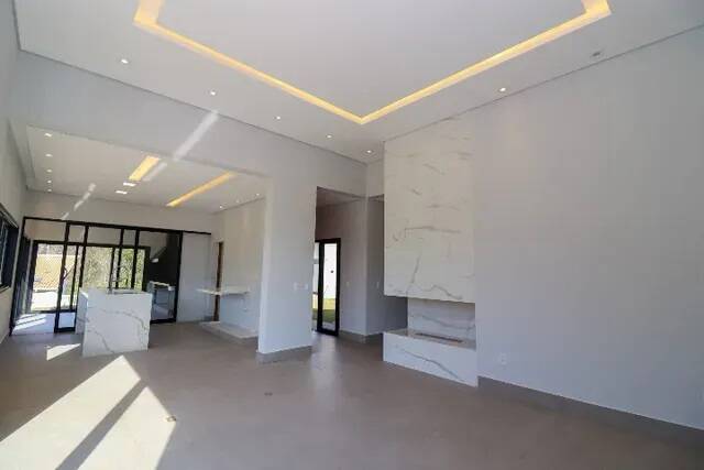 Casa de Condomínio à venda com 4 quartos, 265m² - Foto 1