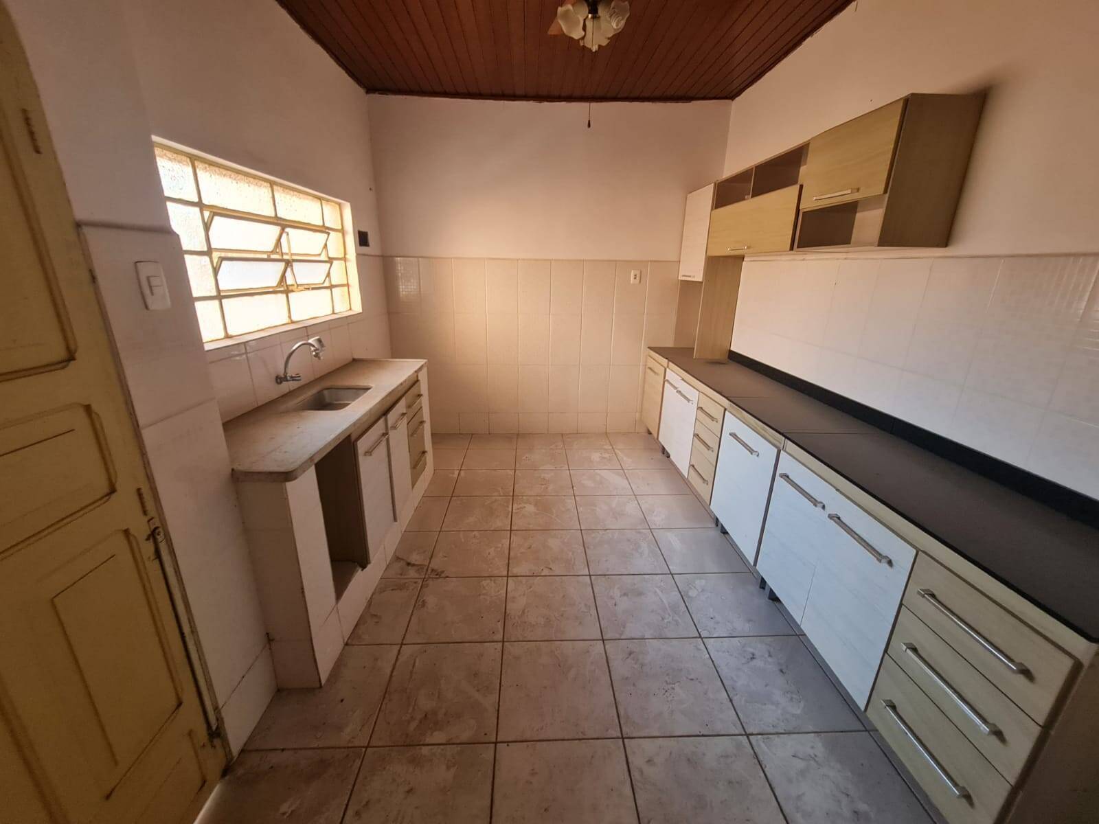 Casa à venda com 2 quartos, 145m² - Foto 2