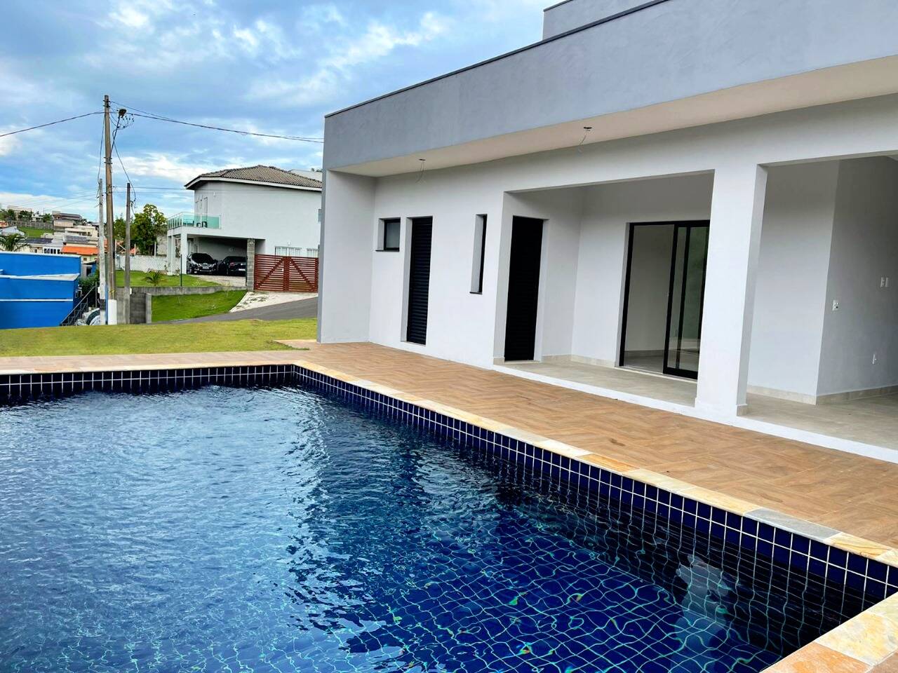 Casa de Condomínio à venda com 3 quartos, 220m² - Foto 2