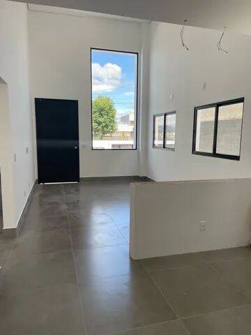 Casa à venda com 3 quartos, 126m² - Foto 1